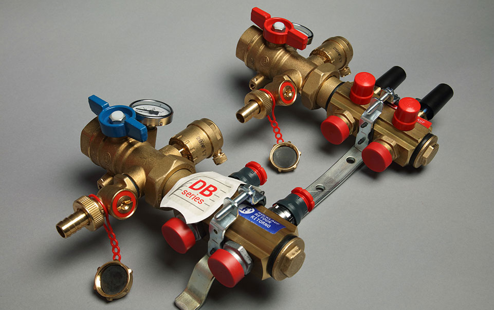  Distribution manifold with automatic flow rate balancing