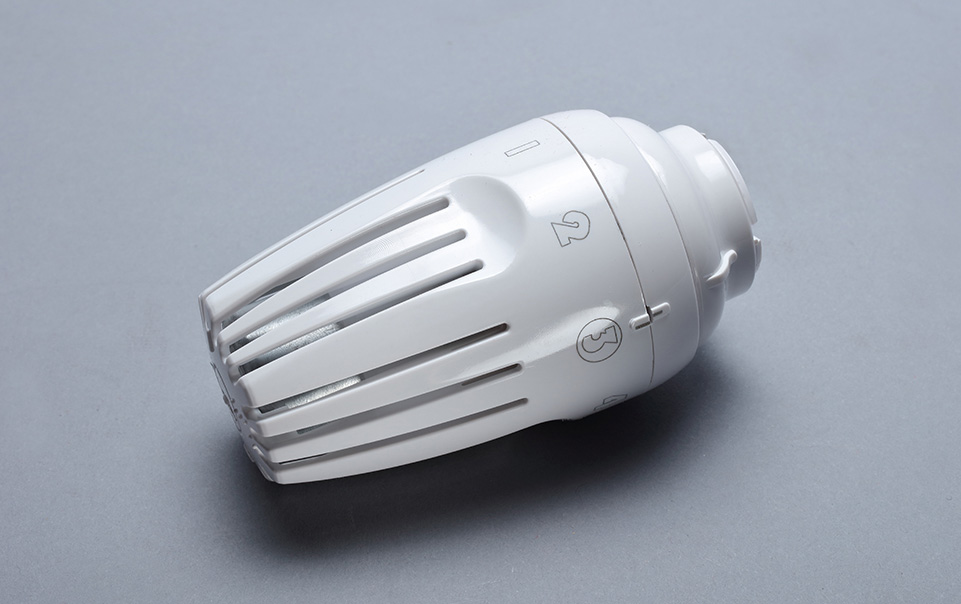  Thermostatic heads with fluid-based sensor