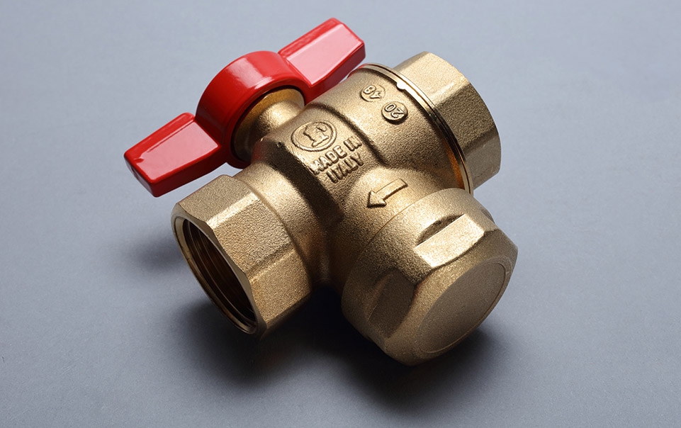 Y-filters and ball valves with integrated filter