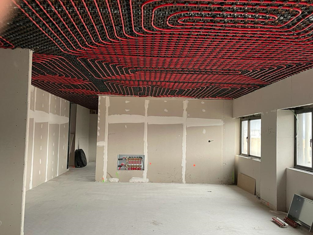 Fig. 1 - Ceiling installation of a low thermal inertia radiant system 